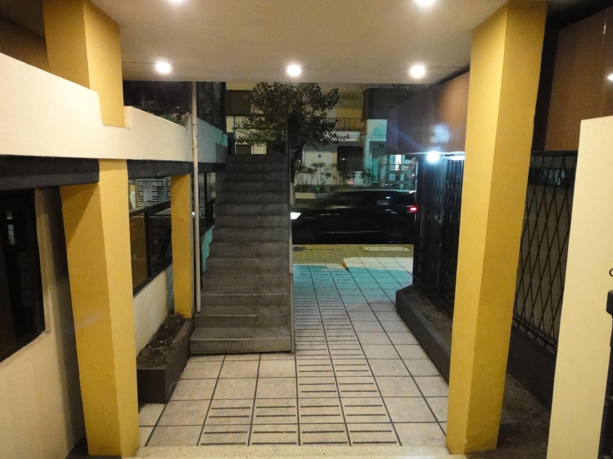 Alston Inn Hotel Кито Екстериор снимка